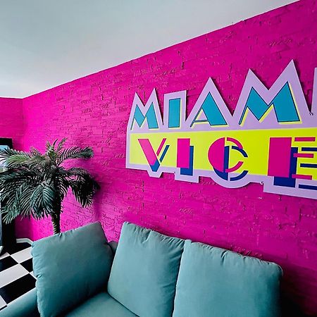 Capsule Miami Vice - Jacuzzi - Billard - Ecran Cinema & Netflix - Ping-Pong - Nintendo & Jeux- Lievin Exterior photo