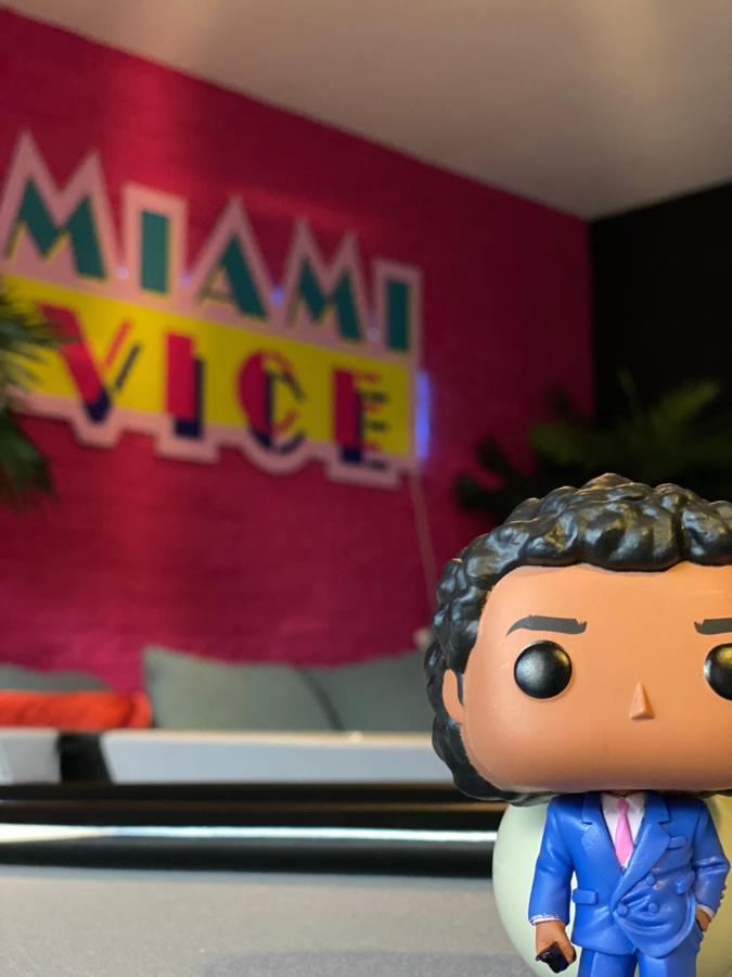 Capsule Miami Vice - Jacuzzi - Billard - Ecran Cinema & Netflix - Ping-Pong - Nintendo & Jeux- Lievin Exterior photo